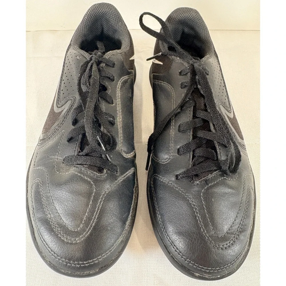 Youth NIKE TIEMPO Black Low Top Lace Up Indoor Soccer shoes.  US Size 3Y